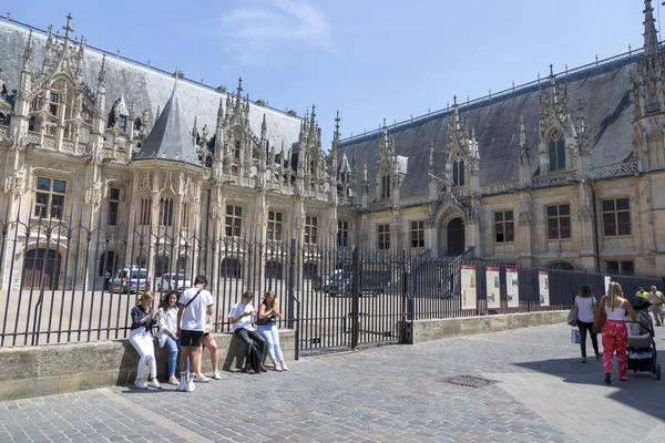 Rouen France Juli 2018 Menschen Vor Dem Justizpalast Rouen — Stockfoto