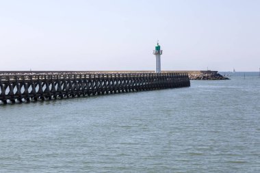 Deauville, Fransa - 05 Temmuz 2018: Pier ve Deauville kıyısında yeşil deniz feneri