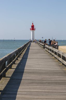 Trouville, Fransa - 05 Temmuz 2018: Pier ve Trouville sahil üzerinde kırmızı deniz feneri