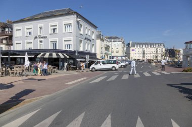 Trouville, Fransa - 5 Temmuz 2018: Trouville 'deki merkez caddenin görüntüsü