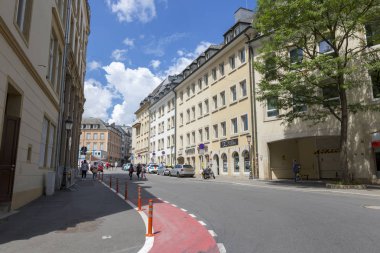 Lüksemburg, Lüksemburg Büyük Dükalığı - 6 Temmuz 2018: Lüksemburg 'un merkezindeki sokaklardan birinin görüntüsü