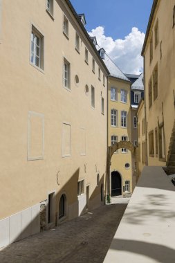 Lüksemburg, Lüksemburg Büyük Dükalığı - 6 Temmuz 2018: Lüksemburg 'un merkezindeki sokaklardan birinin görüntüsü