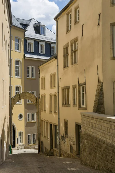 Lüksemburg, Lüksemburg Büyük Dükalığı - 6 Temmuz 2018: Lüksemburg 'un merkezindeki sokaklardan birinin görüntüsü