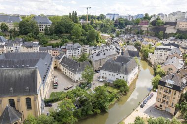 Luxembourg, Lüksemburg - 06 Temmuz 2018 Büyük Dükalığı: Alzette Nehri ve aşağı şehir Lüksemburg'görünümü
