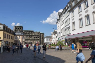 Trier, Almanya - 06 Temmuz 2018: Trier Simeonstrasse ana cadde görünümünü