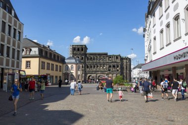 Trier, Almanya - 06 Temmuz 2018: Trier Simeonstrasse ana cadde görünümünü