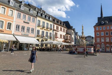 Trier, Almanya - 06 Temmuz 2018: Fountain of St. Peter Trier Pazar Meydanı üzerinde