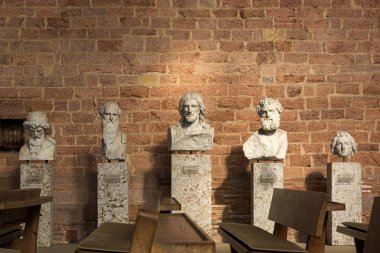 Trier, Almanya - 06 Temmuz 2018: İsa Mesih ve havarilerin Basilica Konstantin Trier merkezi içinde tasvir eden heykeller