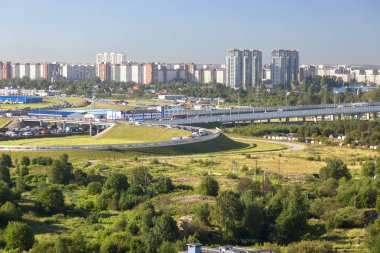 St. Petersburg, Rusya - 06 Ağustos 2018: Görünüm yol ve St. Petersburg yeni binalar