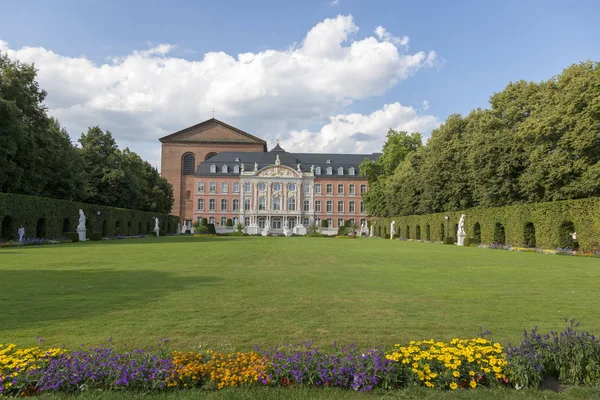 Trier Alemania Julio 2018 Jardín Del Palacio Frente Palacio Príncipe — Foto de Stock