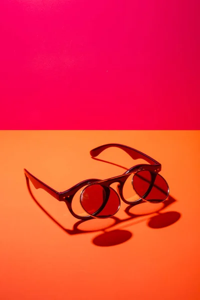Sluneční Brýle Dvojitým Prosklením Barevném Pozadí — Stock fotografie