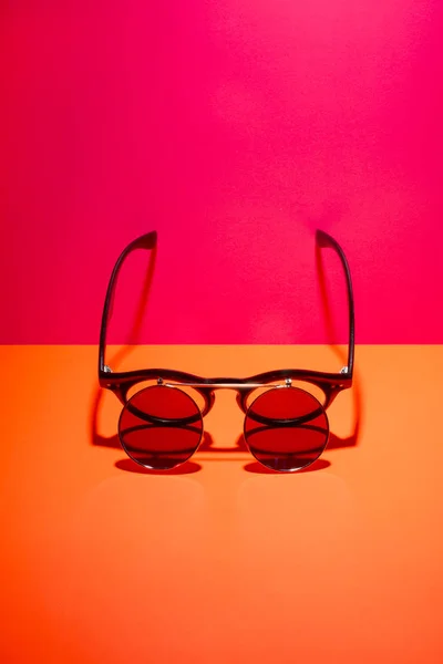 Sluneční Brýle Dvojitým Prosklením Barevném Pozadí — Stock fotografie