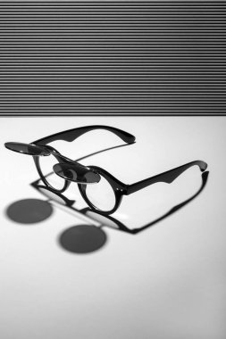 Çift cam, siyah ve beyaz fotoğraf ile güneş gözlüğü