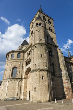 Trier, Almanya - 06 Temmuz 2018: Trier, yüksek St. Peter's Cathedral