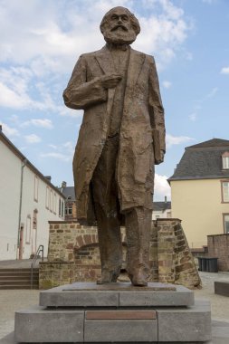 Trier, Almanya - 06 Temmuz 2018: Trier 'in merkezinde Karl Marx anıtı