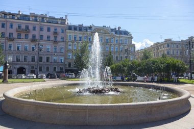 St. Petersburg, Rusya - 08 Ağustos 2018: Çeşme St Petersburg merkezi Novo-Manezh Meydanı'nda