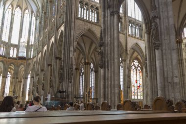 Köln, Almanya - 07 Temmuz 2018: İç katedral Saint Peter Kilisesi, Katolik Katedrali Köln