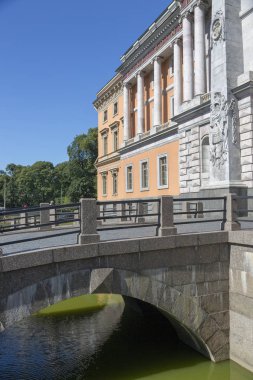 St. Petersburg, Rusya - 08 Ağustos 2018: St. Michael'ın Castle, St. Petersburg için ana giriş için hendek köprüden