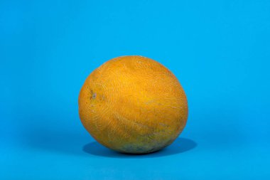 Mavi bir arka plan üzerinde olgun büyük kavun