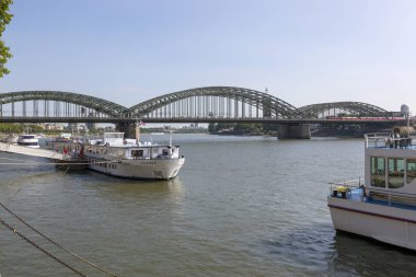 Köln, Almanya - 07 Temmuz 2018: Hohenzollern köprü üzerinden Ren Nehri kıyısındaki Köln, görünümü