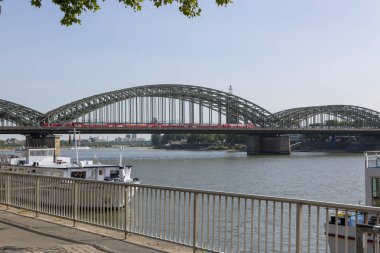 Köln, Almanya - 07 Temmuz 2018: Hohenzollern köprü üzerinden Ren Nehri kıyısındaki Köln, görünümü