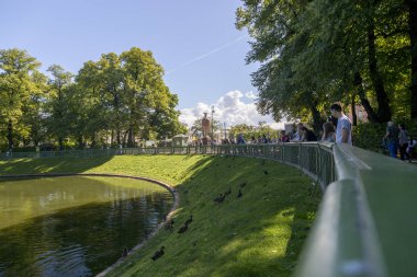 St. Petersburg, Rusya - 08 Ağustos 2018: Karpiev gölet, St. Petersburg yaz bahçesinde Gölü