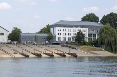 Koblenz, Almanya - 07 Temmuz 2018: Tekne istasyonu Koblenz Moselle Nehri kıyısında