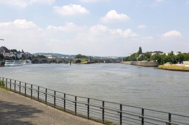 Koblenz, Almanya - 07 Temmuz 2018: Koblenz, Moselle Nehri setin görüntülemek.