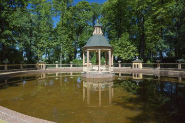 Saint Petersburg, Rusya - 08 Ağustos 2018: Arbor St Petersburg yaz bahçesinde bir gölde