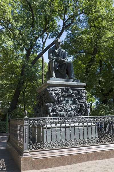 俄罗斯圣彼得堡 2018年8月08日 在圣彼得堡的夏日花园里诗人伊万克雷洛夫的纪念碑 — 图库照片