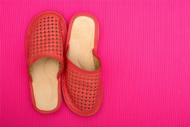 Renkli bir arka plan üzerinde kırmızı kadın terlik