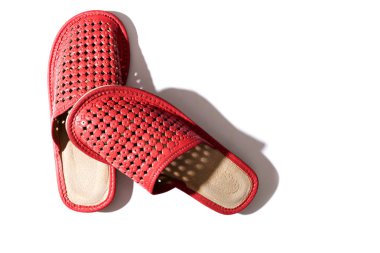 Beyaz zemin üzerine kırmızı kadın terlik