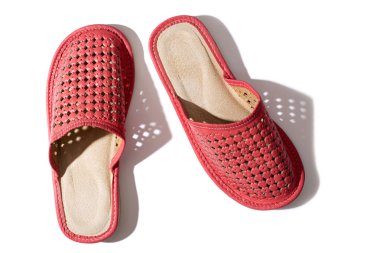 Beyaz zemin üzerine kırmızı kadın terlik