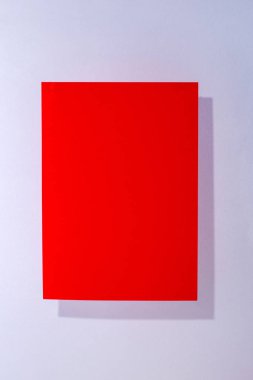 Dekorasyon için bir şablon için metin çizmek için gri bir arka plan üzerinde kırmızı kağıt