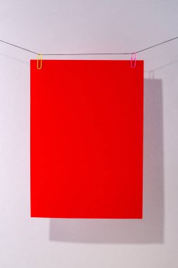 Dekorasyon için bir şablon için metin çizmek için gri bir arka plan üzerinde kırmızı kağıt