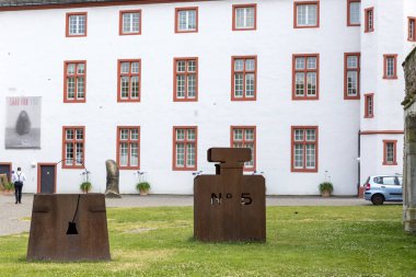 Koblenz, Almanya - 07 Temmuz 2018: Ludwig Koblenz sanat müzesinde topraklarında Modern heykel sergisi