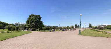 St Petersburg, Rusya - 08 Ağustos 2018: Champs de Mars turist bir grup ile St Petersburg Panoraması