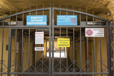 St. Petersburg, Rusya - 08 Ağustos 2018: Giriş metal kapıları avluya St. Petersburg'da bir konut inşaat