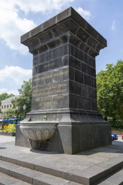 Koblenz, Almanya - 07 Temmuz 2018: Bazilikası St Castor Koblenz şehir içinde çeşmede