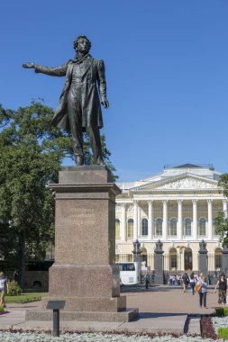 St Petersburg, Rusya - 08 Ağustos 2018: A.ş. Puşkin Rus Devlet Müzesi, St. Petersburg sanat meydanında önünde anıt