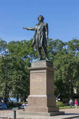 St Petersburg, Rusya - 08 Ağustos 2018: A.ş. Puşkin Rus Devlet Müzesi, St. Petersburg sanat meydanında önünde anıt
