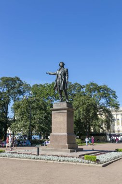 St Petersburg, Rusya - 08 Ağustos 2018: A.ş. Puşkin Rus Devlet Müzesi, St. Petersburg sanat meydanında önünde anıt