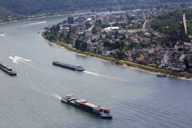 Braubach, Almanya - 07 Temmuz 2018: Marksburg Kalesi'nin Ren vadiden görünümünü