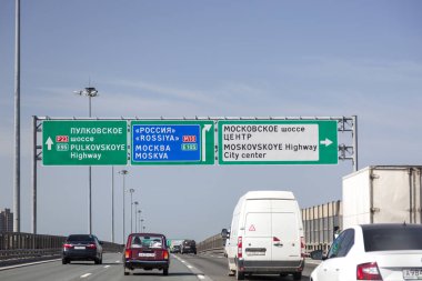 St. Petersburg, Rusya - 09 Ağustos 2018: E 105 otoyoluna St Petersburg. Yön işaretleri.