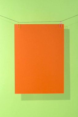 Dekorasyon için bir şablon için metin çizmek için yeşil bir arka plan üzerinde turuncu kağıt