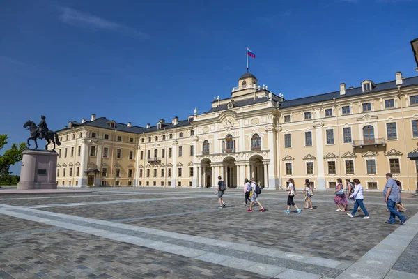 Strelna San Pietroburgo Russia Agosto 2018 Turisti Sulla Piazza Fronte — Foto Stock