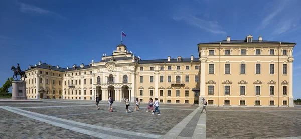 Strelna Saint Pétersbourg Russie Août 2018 Touristes Sur Place Devant — Photo