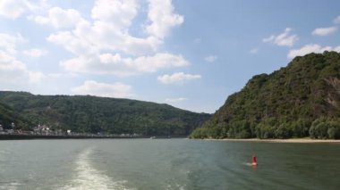 Nehir boyunca hareketli bir gemi görünümünden Almanya'da Ren