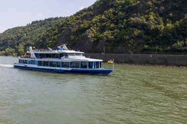 Nehir Ren, Almanya - 07 Temmuz 2018: Ren Nehri üzerinde turist zevk tekne