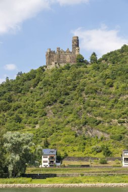 Wellmich, Almanya - 07 Temmuz 2018 Ren nehrinin kıyısındaki antik Fare Şatosu